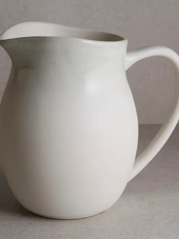 water pitcher with handle