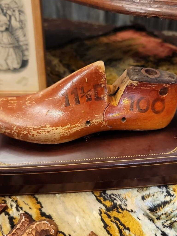 Vtg 11 1/2 wood shoe mold