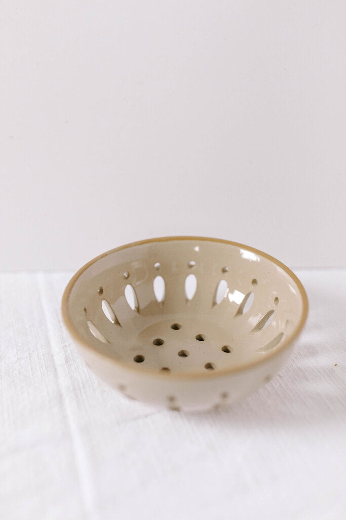 Stoneware Berry Bowl in Tan