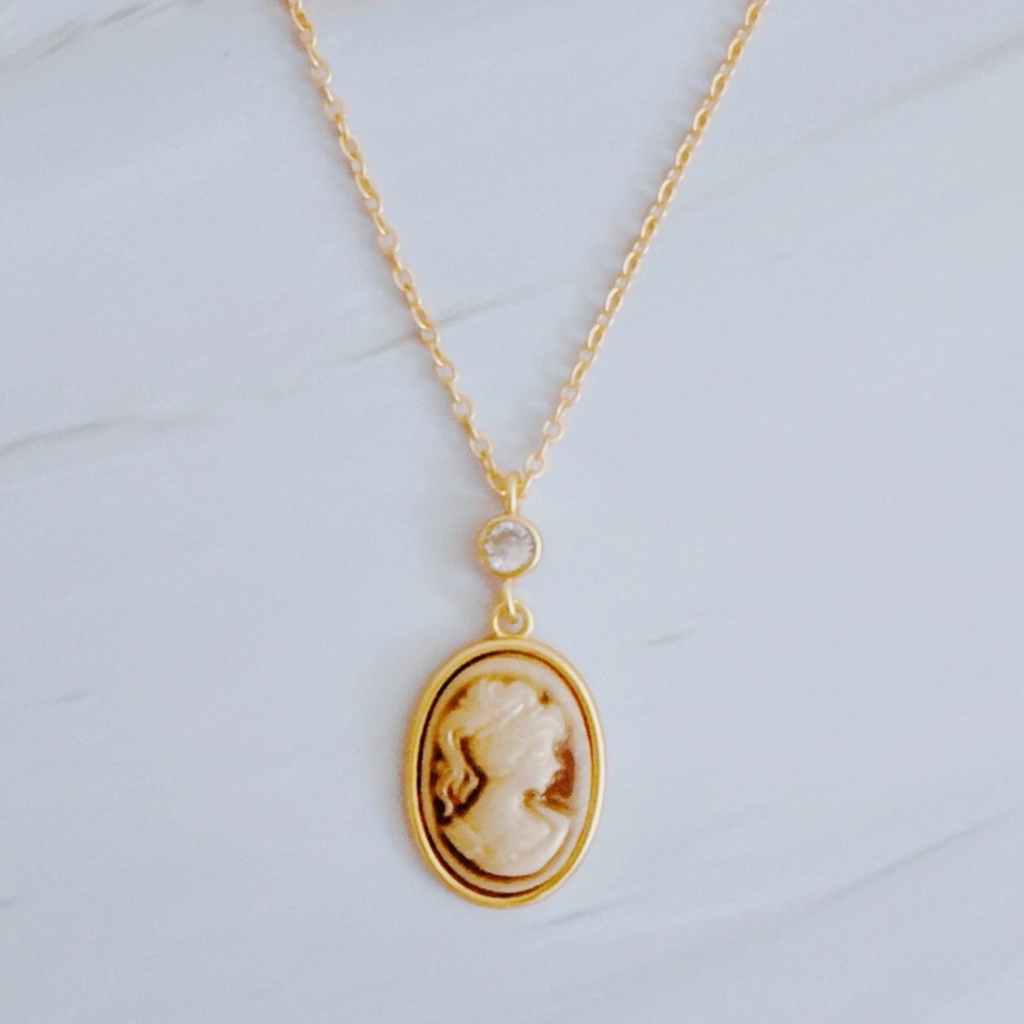 classic gold chain cameo necklace
