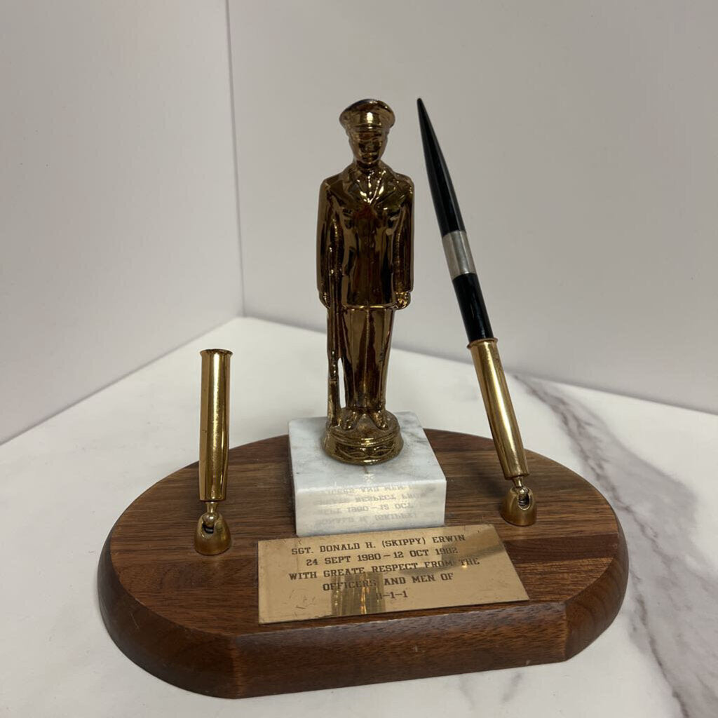 sergeant desk pen holder