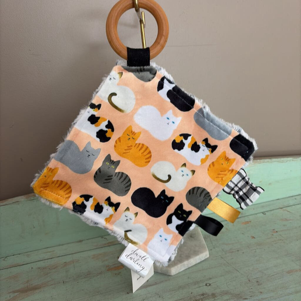 Cats crinkle paper