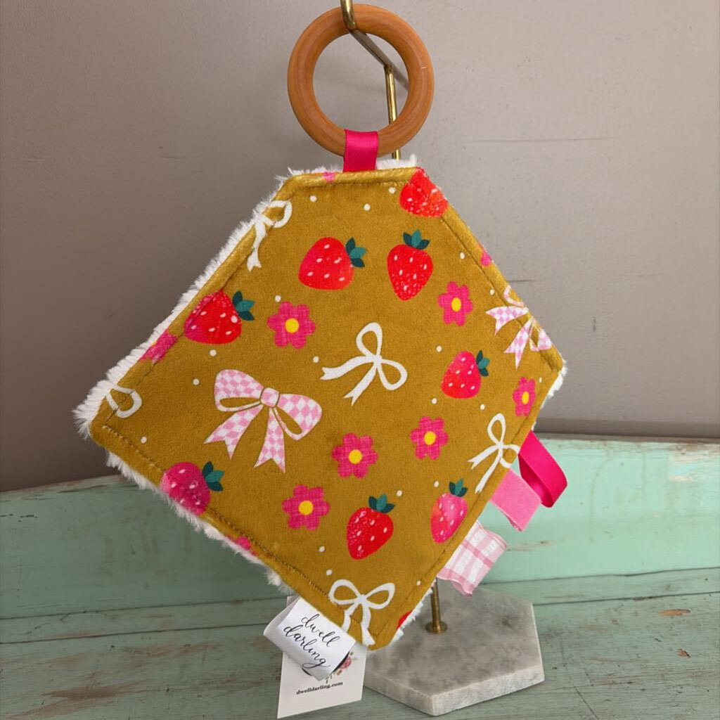 Strawberry bow crinkle paper